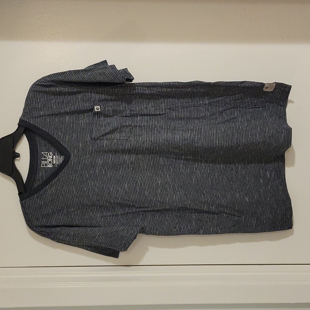 MENS BILLABONG VNECK TSHIRT SIZE LARGE